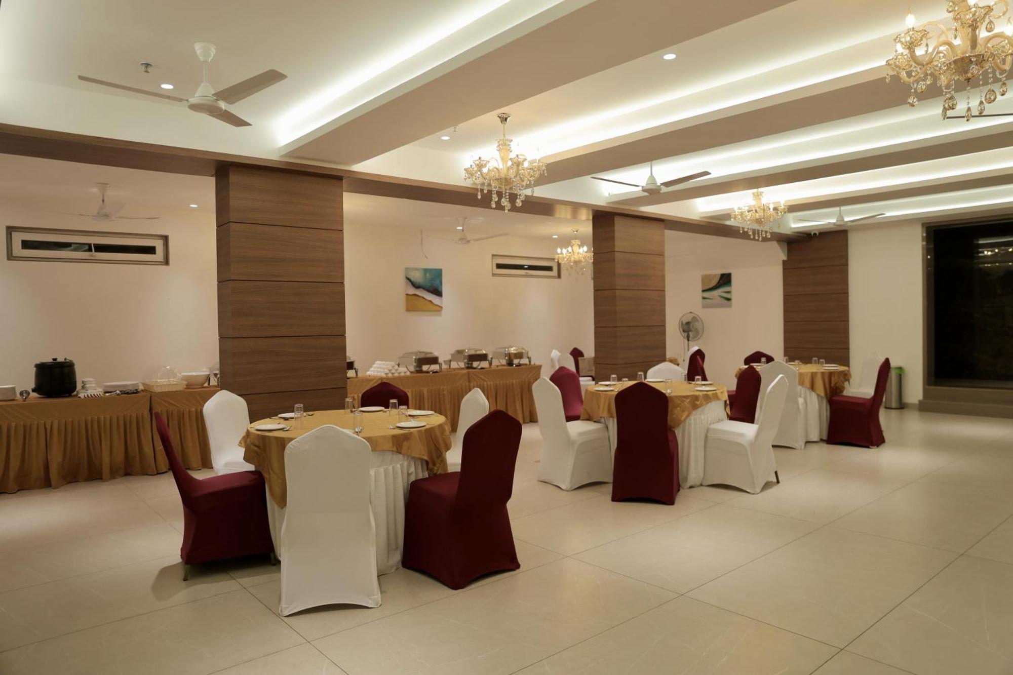 Hotel Carnival Parbhani エクステリア 写真